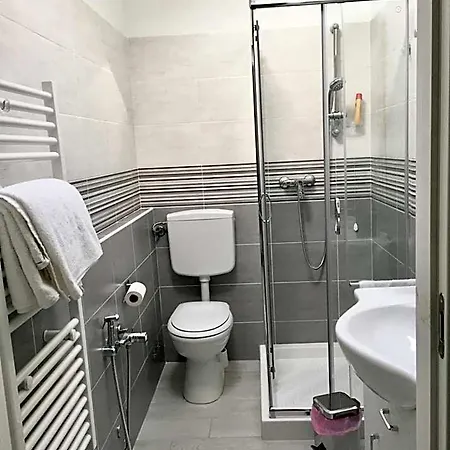 Bella -parcheggio Privato Interno Arona